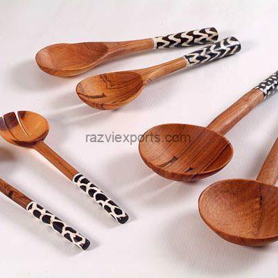 wooden spoon set with enameled handle